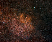 Širokoúhlý pohled na oblohu kolem hvězdokupy NGC 6604