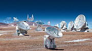 Collage van de Event Horizon Telescope-sterrenwachten (bij dag)