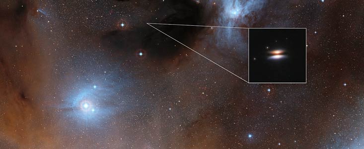 Den protoplanetära skivan med namnet det flygande tefatet omkring 2MASS J16281370-2431391
