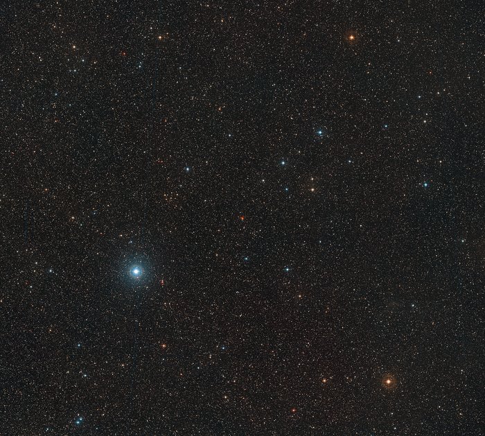 Imagen de amplio campo del cielo que rodea a la estrella de Barnard mostrando su movimiento
