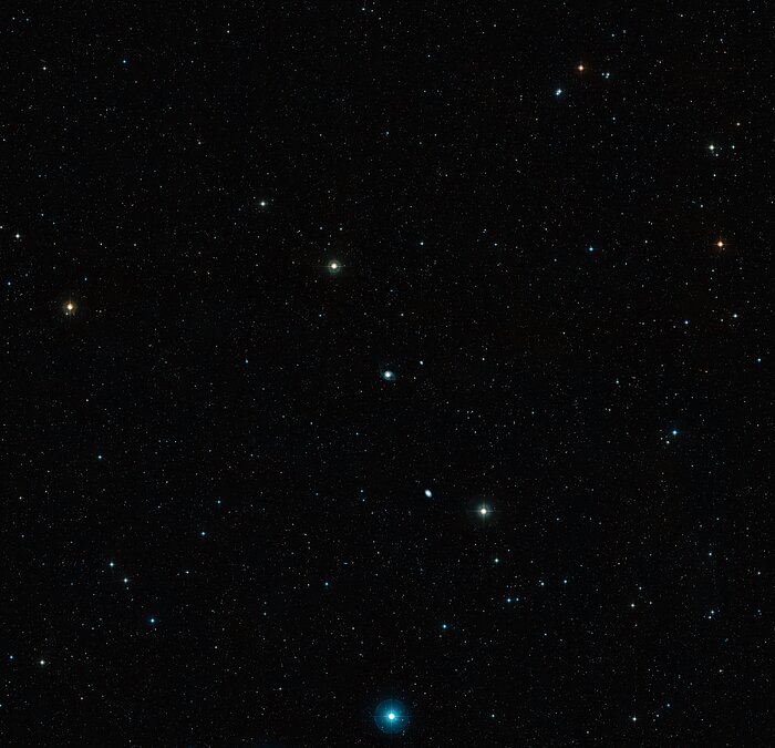 Širokoúhlý pohled na oblohu v okolí galaxie NGC 7727