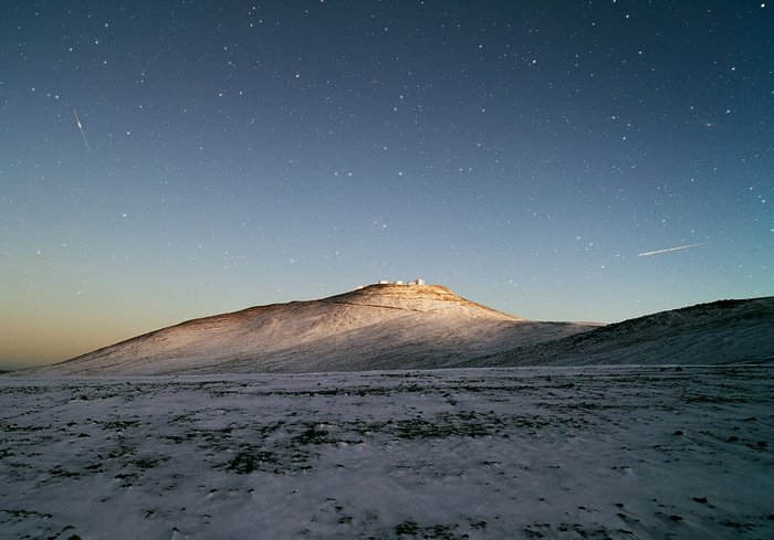 Cielo nero e deserto bianco - la neve fa una rara visita all'osservatorio dell'ESO a Paranal