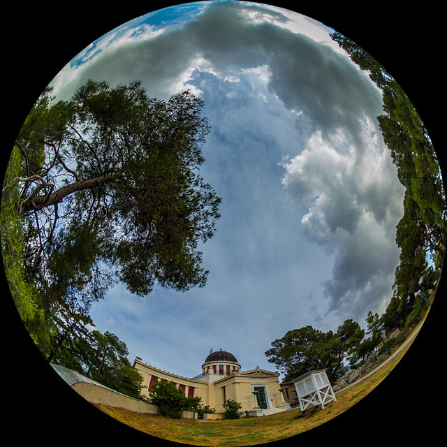 Danza de nubes sobre el Observatorio de Atenas