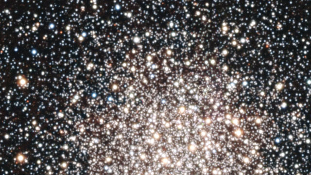 Panorera över den klotformiga stjärnhopen NGC 6362