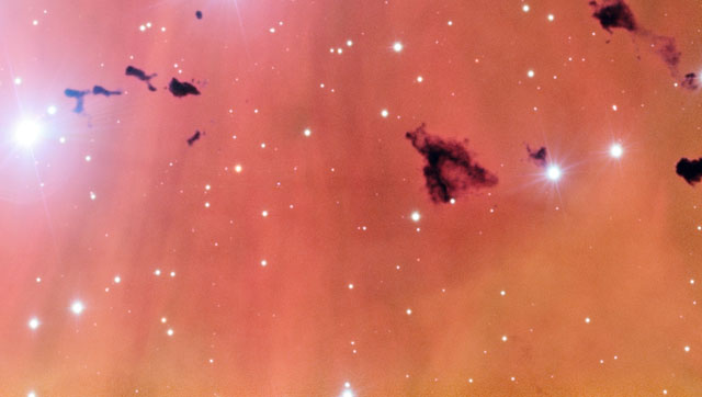 Lähikuva tähtien lastentarhasta IC 2944 ja Thackerayn globuleista